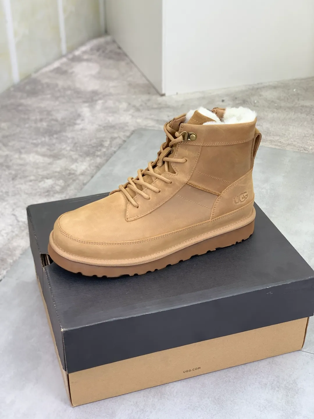 Men's shoes P620 New arrival🆕🆕🆕 IUGGI Men's British retro Martin boots Winter new men's outdoor hiking boots First layer of cowhide on the outside and wool on the inside Comfortable and warm Rubber sole sole Non-slip and firm Trendy and fashionable Casual and versatile Size: 39-44 (38 45 customized) Color: two colors